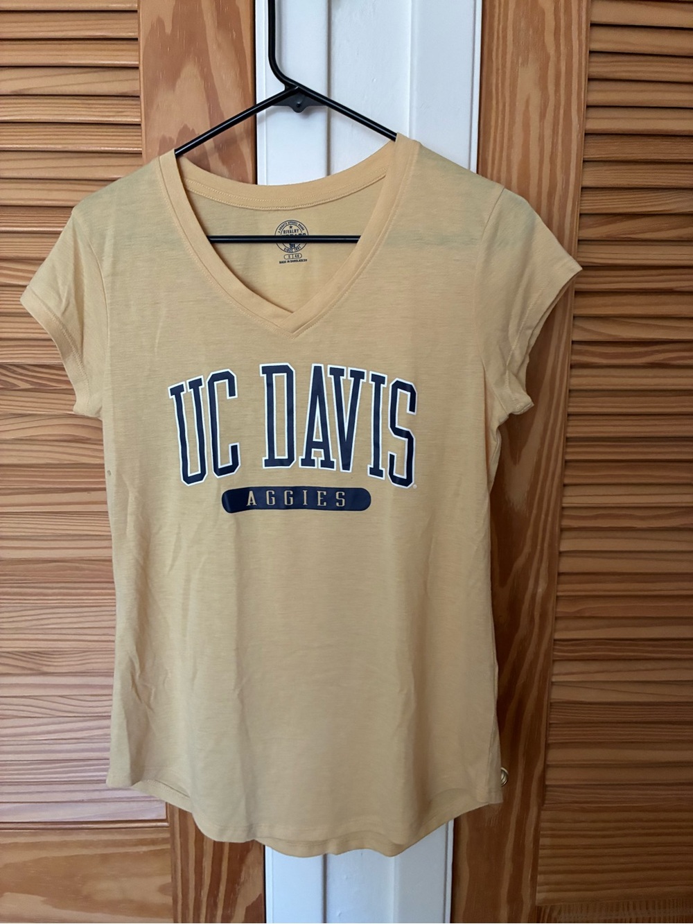 UC Davis Aggies Women's V-Neck T-Shirt - Yellow size small